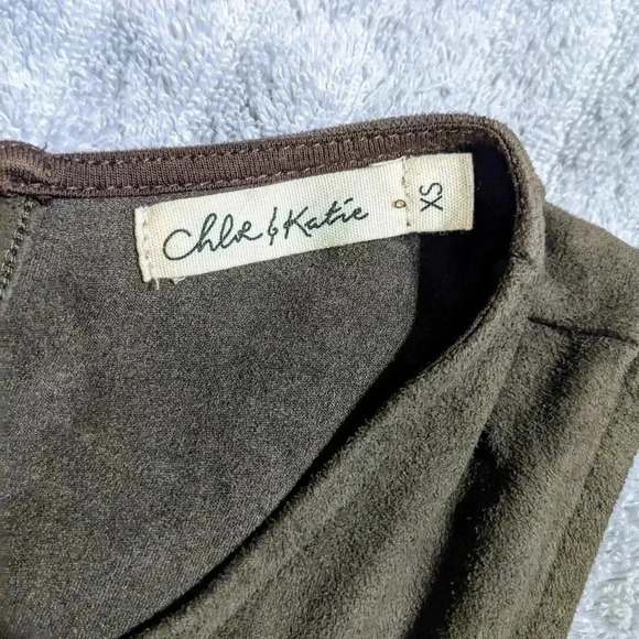 CHLOE & KATIE Women's Olive Green Micro Suede Swing Cropped Tank Top Size S NWOT - Picture 5 of 8